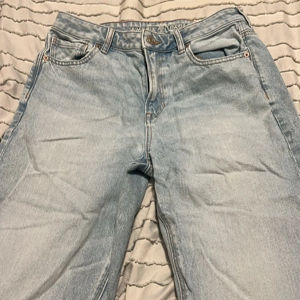 size 6 light wash women's american eagle mom jeans selling for $25🛍️ - Picture 2 of 3